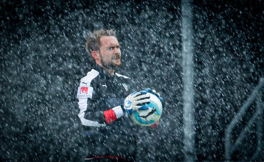 Örebros målvakt Oscar Jansson värmer upp i hagelstorm