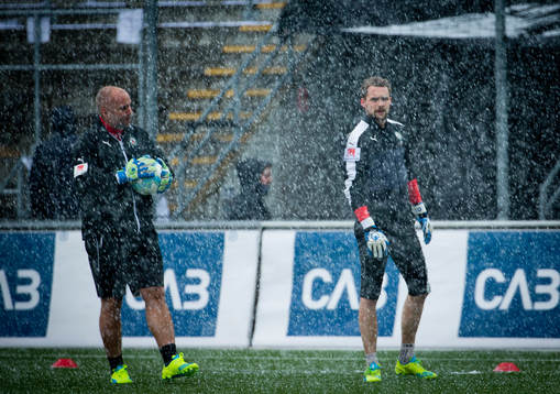 Örebros målvakt Oscar Jansson värmer upp i hagelstorm