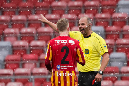 Syrianskas Viktor Wernersson får rött kort