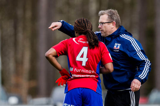Vittsjös Ifeoma Dieke får instruktioner från tränare