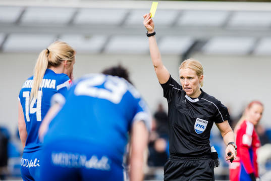 Domaren Sara Persson delar ut gult kort