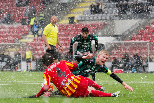 Varbergs Erik Lund tacklas av Syrianskas Robin Book