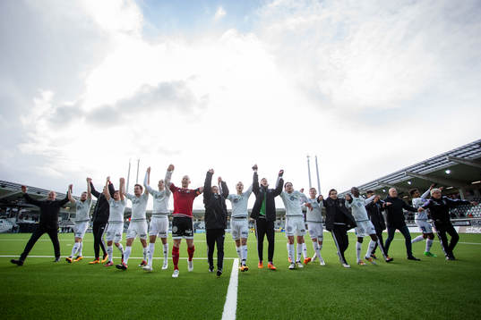Sundsvall jublar och firar segern i fotbollsmatchen i