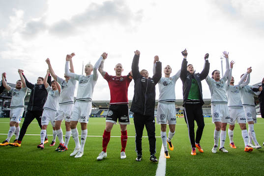 Sundsvall jublar och firar segern i fotbollsmatchen i