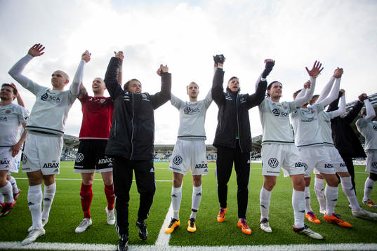 Sundsvall jublar och firar segern i fotbollsmatchen i