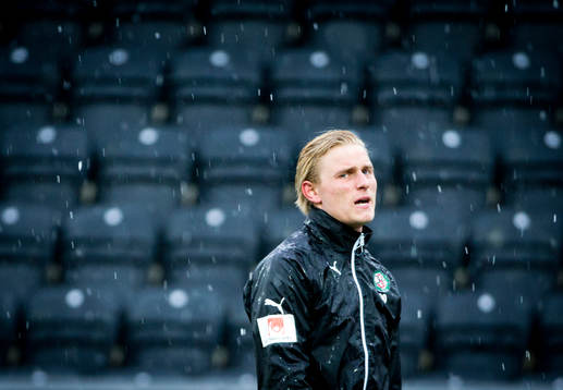 Örebros målvakt Jacob Rinne värmer upp i hagelstorm