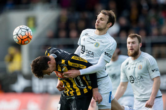 Sundsvalls Lars Christian Krogh Gerson nickar undan bollen