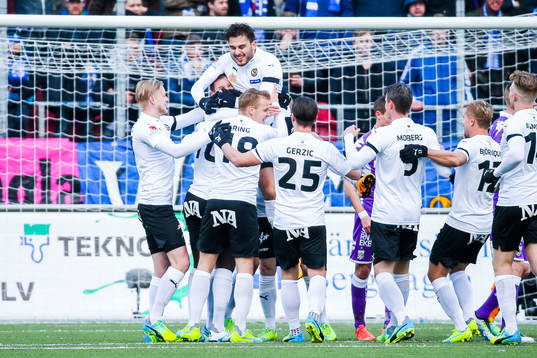 Örebros spelare jublar