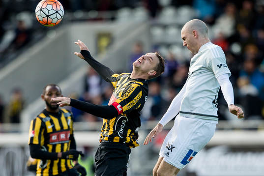 Sundsvalls Marcus Danielson nickar undan bollen