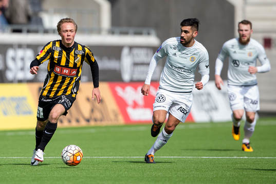 Häckens Joel Andersson före Sundsvalls Stefan Silva