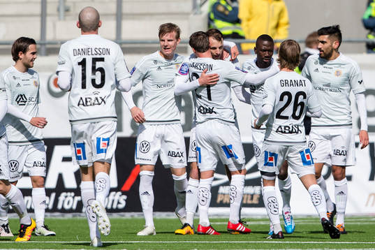 Sundsvalls Lars Christian Krogh Gerson blir omfamnad