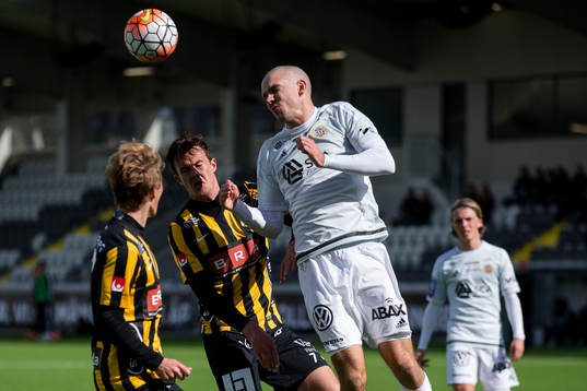 Sundsvalls Marcus Danielson nickar undan bollen