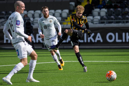 Häckens Samuel Gustafson skjuter ett skott