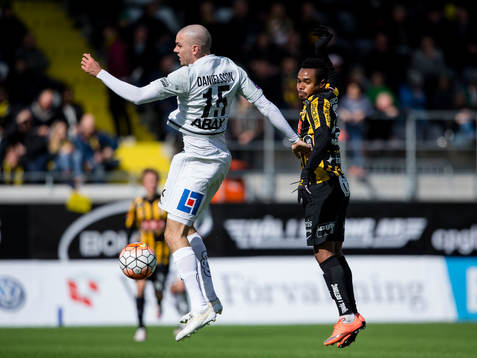 Sundsvalls Marcus Danielson i nickduell med Häckens Nasiru