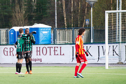 Varbergs Nsima Peter och Elias Andersson jublar
