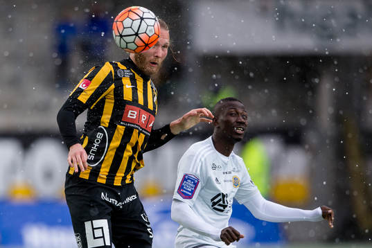 Häckens Emil Wahlström nickar undan bollen före
