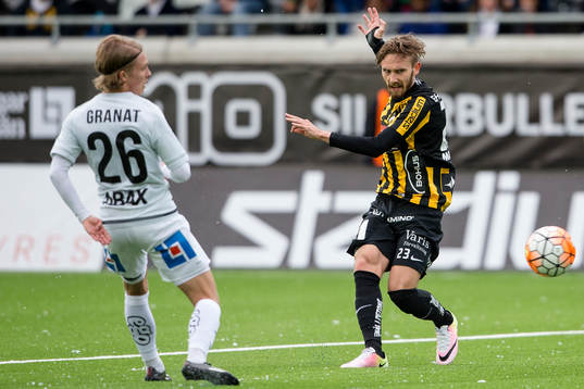 Häckens Simon Sandberg skjuter ett skott