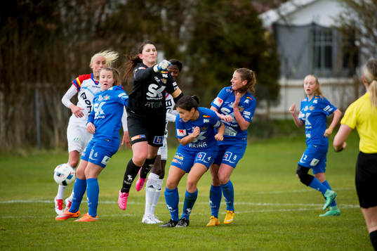Sunnanås målvakt Lisa Sjögren boxar bort bollen Frida