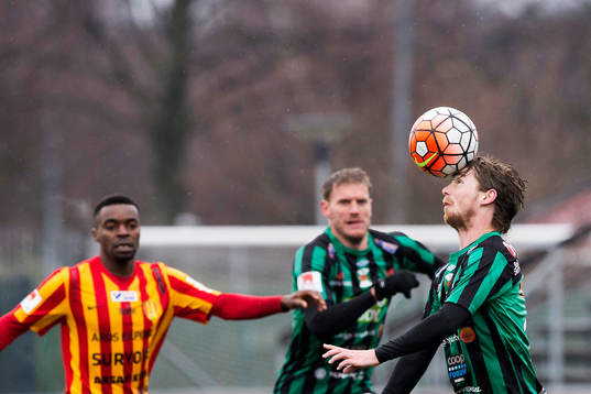 Varbergs Thomas Drage nickar bollen