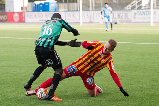 Syrianskas Mattias Liljestrand glidtacklar Varbergs Nsima