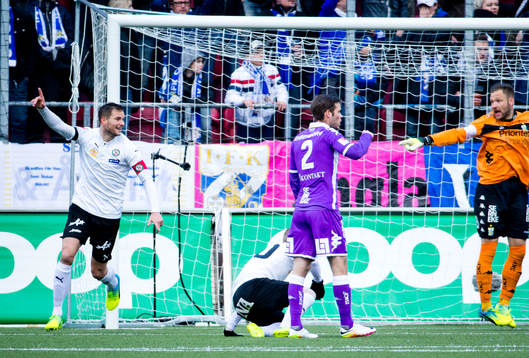 Örebros Robert Åhman Persson gör 1-0 och jublar