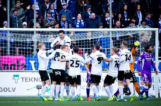 Örebros Robert Åhman Persson gör 1-0 och jublar
