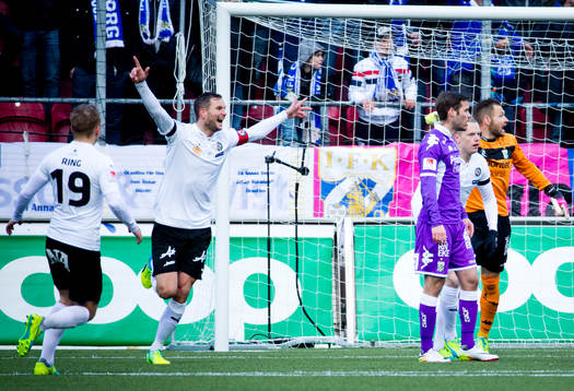 Örebros Robert Åhman Persson gör 1-0 och jublar
