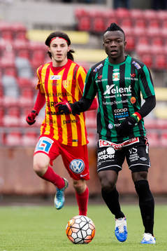 Varbergs Thomas Boakye med bollen