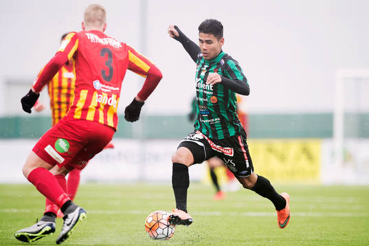 Varbergs Hosam Aiesh med bollen