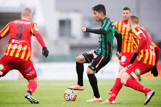 Varbergs Hosam Aiesh med bollen