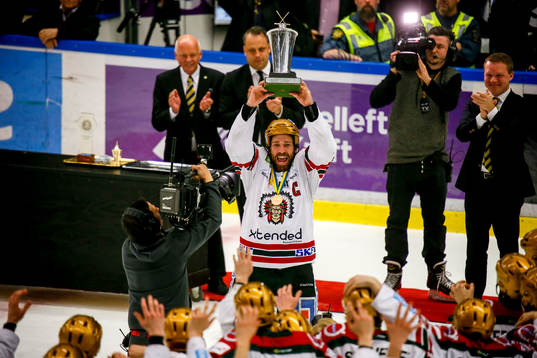 Frölundas Joel Lundqvist lyfter LeMat och jublar