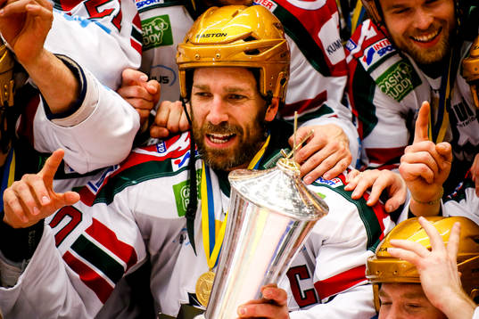 Frölundas Joel Lundqvist lyfter LeMat och jublar
