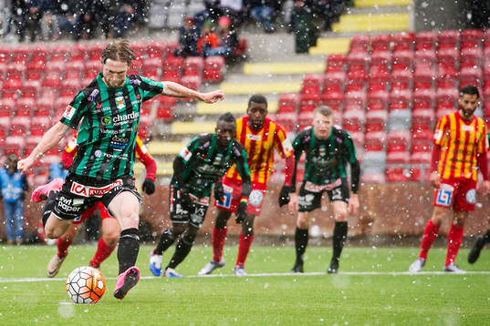 Varbergs Thomas Drage lägger en straff