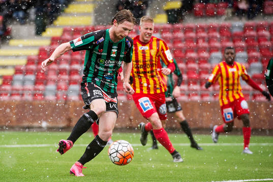 Varbergs Thomas Drage lägger in straffreturen som