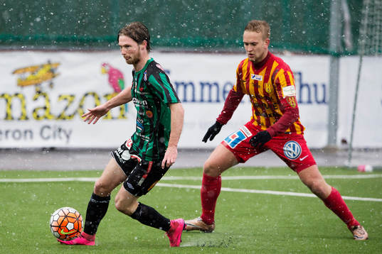Varbergs Thomas Drage jagas av Syrianskas Mattias