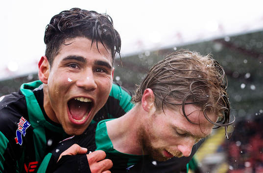Varbergs Hosam Aiesh och Thomas Drage jublar