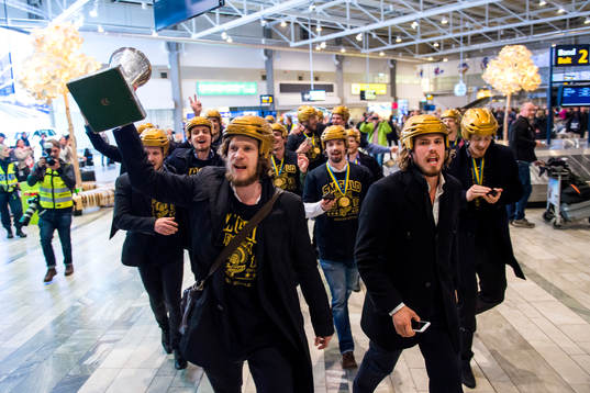 Laget påväg genom Landvetter för att möta fansen