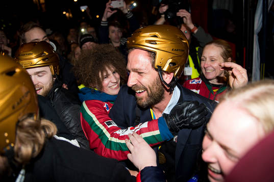 Joel Lundqvist kramas om av supportrar