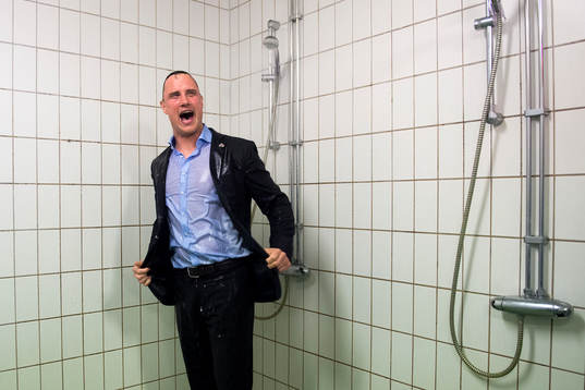 Frölundas tränare Roger Rönnberg blir duschad