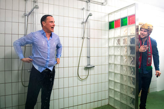 Frölundas tränare Roger Rönnberg blir duschad
