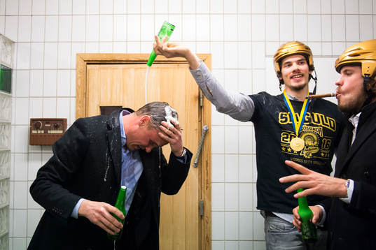 Frölundas tränare Roger Rönnberg påväg att bli duschad