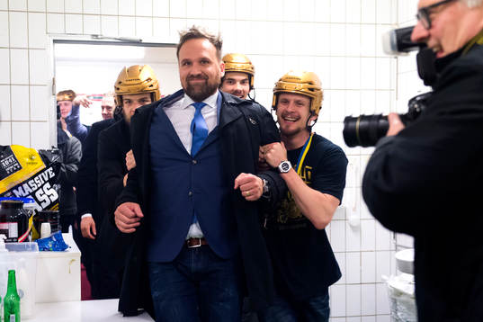 GPs reporter Johan Rylander blir duschad av bla Nicklas Lasu
