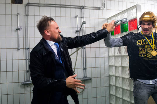 GPs reporter Johan Rylander blir duschad av Oliver Lauridsen