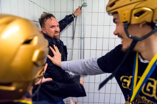 GPs reporter Johan Rylander blir duschad av Oliver Lauridsen