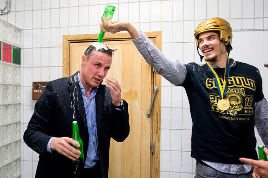 Frölundas tränare Roger Rönnberg påväg att bli duschad