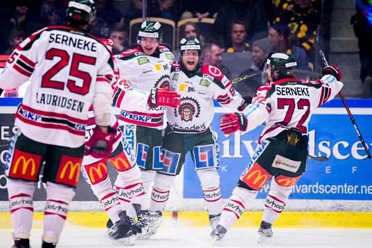 Frölundas Artturi Lehkonen och Ryan Lasch jublar