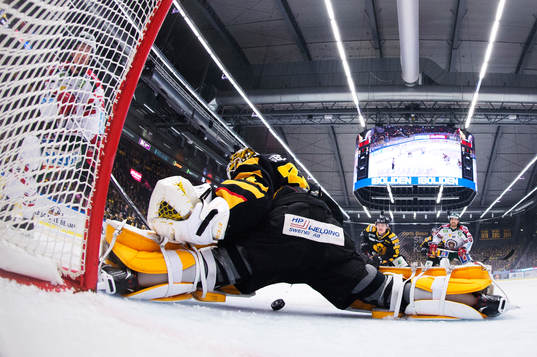 Frölundas Nicklas Lasu gör 0-2 bakom Skellefteås