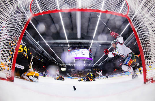 Frölundas Ryan Lasch jublar när 0-3-pucken från Artturi