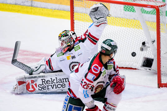 Frölundas målvakt Johan Gustafsson släpper in