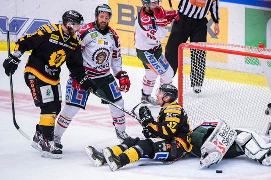 Skellefteås Pontus Petterström och Pär Lindholm jublar